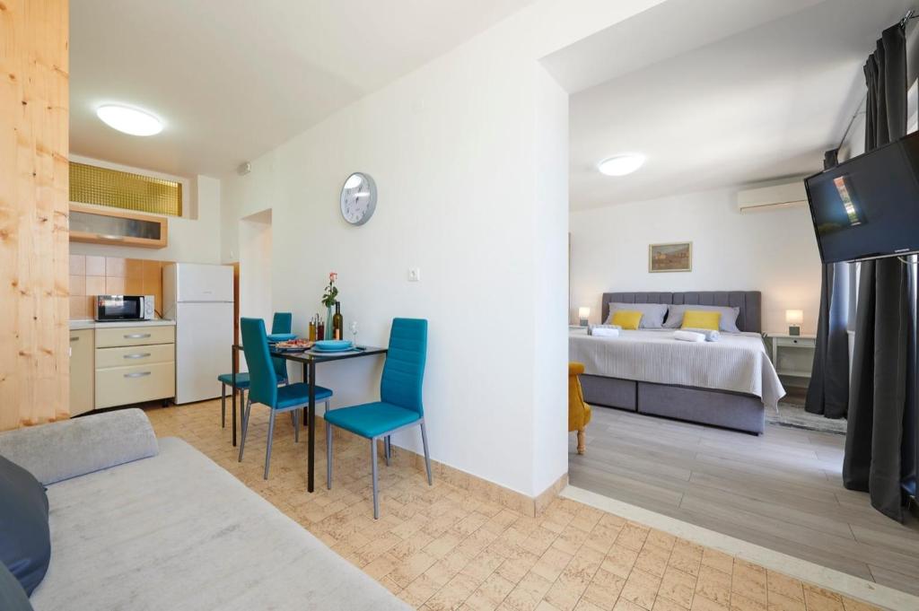 Posteľ alebo postele v izbe v ubytovaní Apartment Stella old town Trogir, with balcony