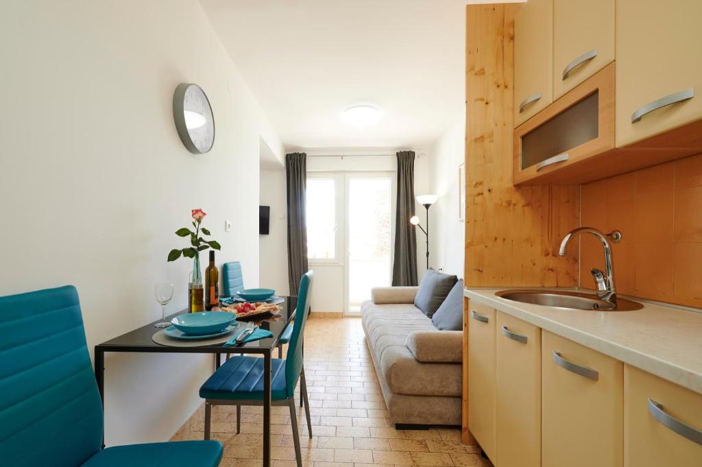 Kuchyňa alebo kuchynka v ubytovaní Apartment Stella old town Trogir, with balcony