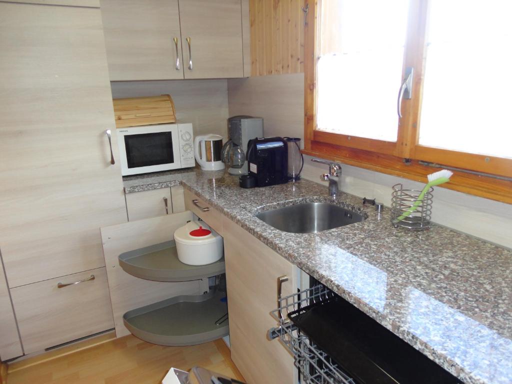 Kuchyň nebo kuchyňský kout v ubytování Chalet Sven & Marc Grächen, Niedergrächen Vallis