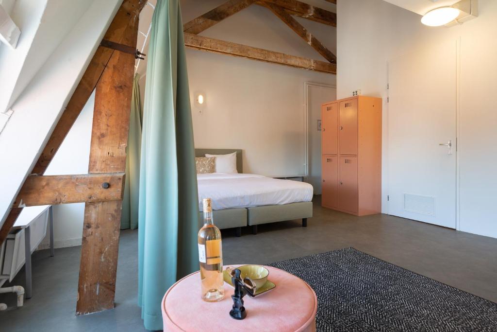 Una cama o camas en una habitación de Pink Flamingo Boutique Hostel