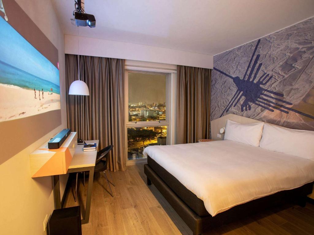 Ένα ή περισσότερα κρεβάτια σε δωμάτιο στο ibis Styles Lima Benavides Miraflores