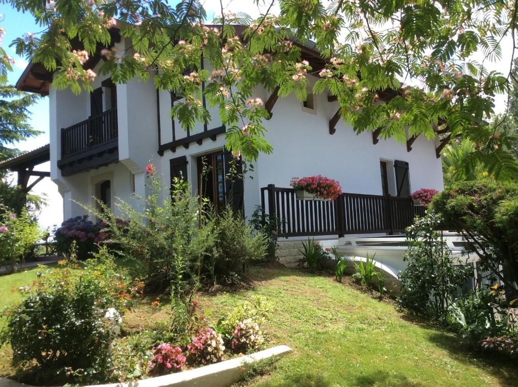 Villefranque的住宿－GITE AGUR，前面有花园的房子