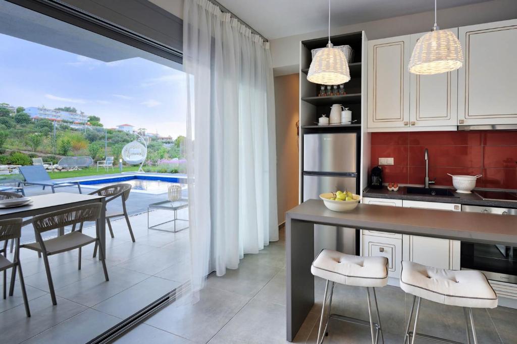 Kuchyň nebo kuchyňský kout v ubytování Soleado Luxury Villas