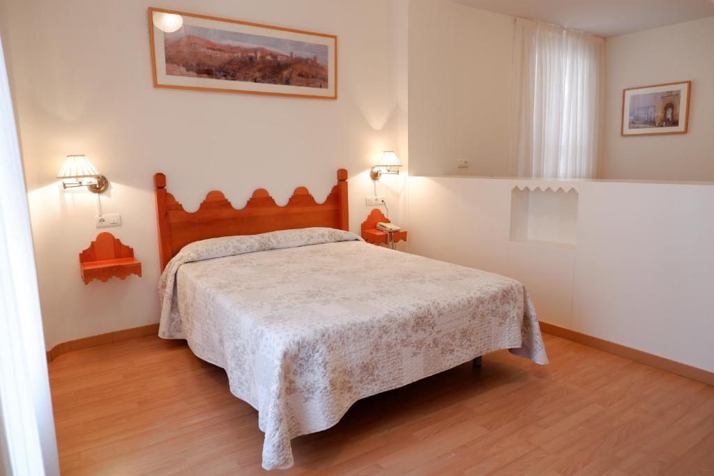 Postel nebo postele na pokoji v ubytování Hotel Andalucia