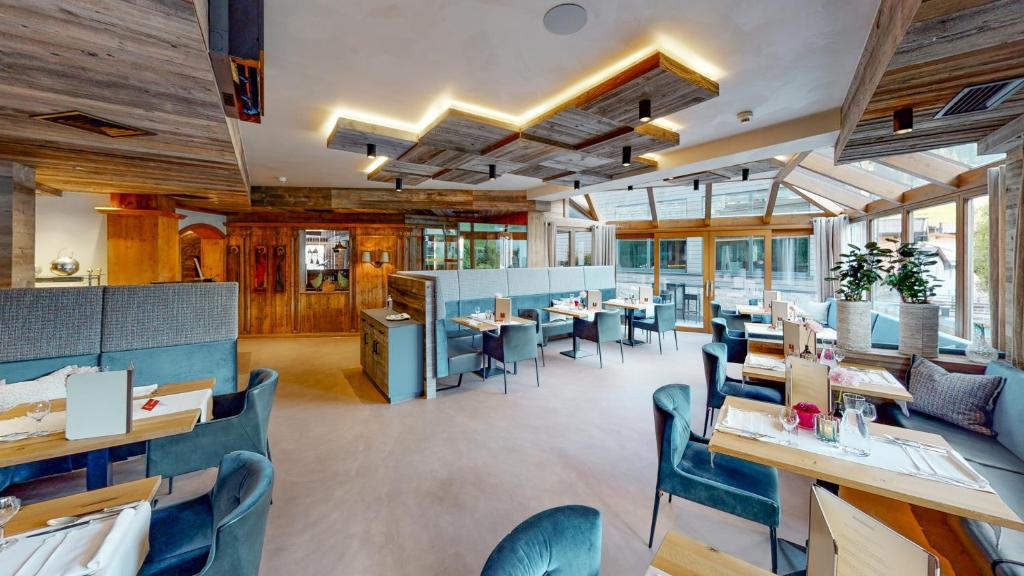 A restaurant or other place to eat at Hotel Kendler