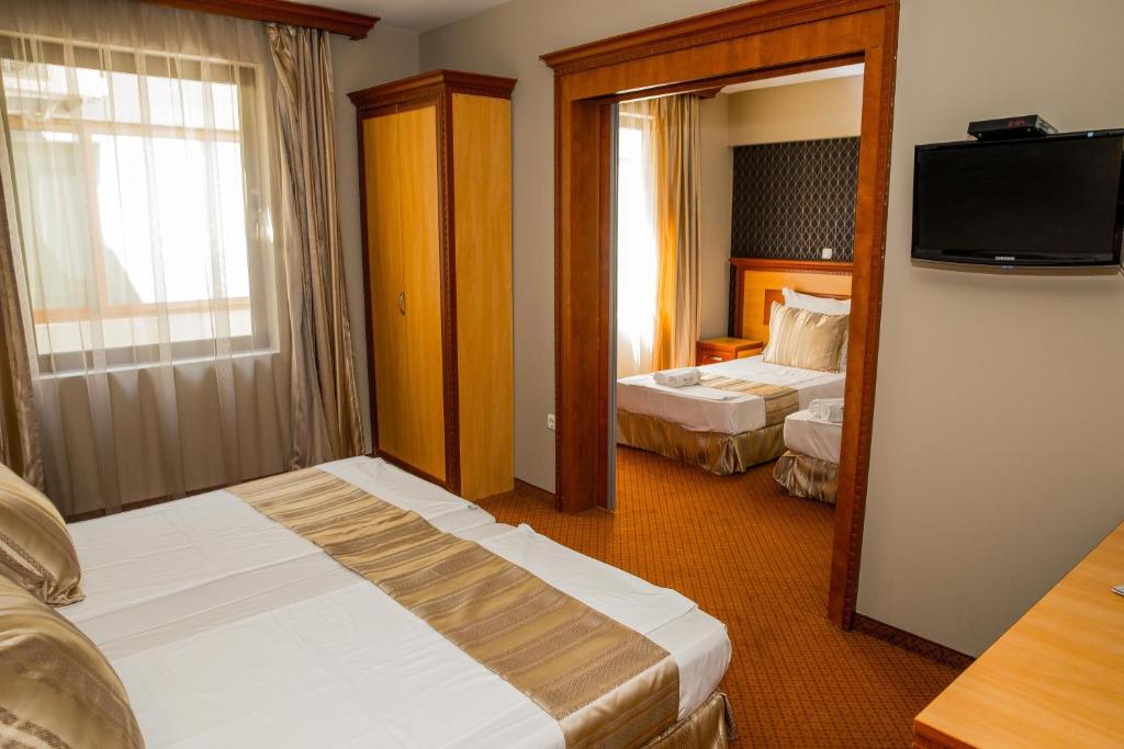 Postel nebo postele na pokoji v ubytování Spa Hotel Ezeretz Blagoevgrad