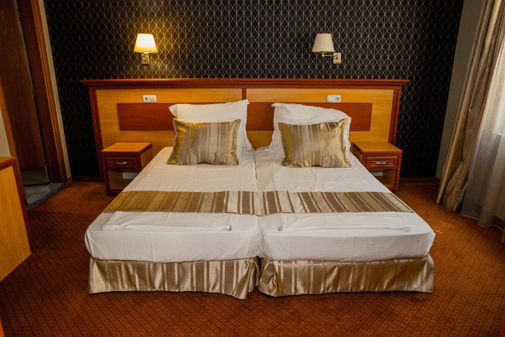 Postel nebo postele na pokoji v ubytování Spa Hotel Ezeretz Blagoevgrad