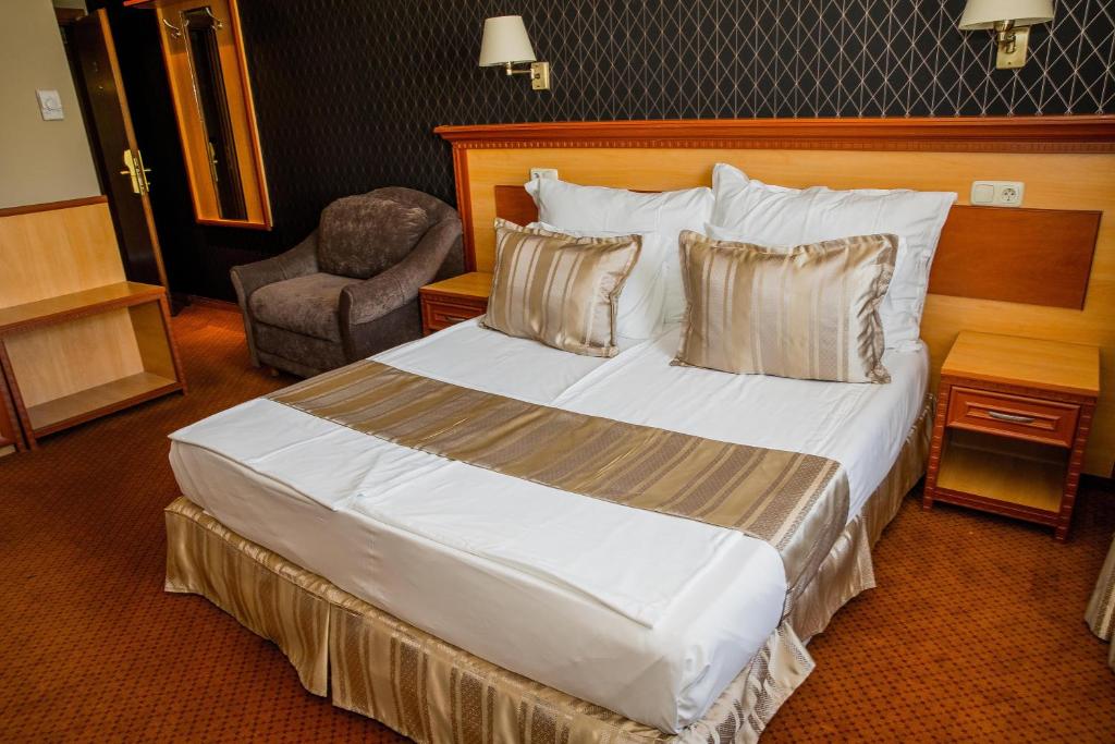 Postel nebo postele na pokoji v ubytování Spa Hotel Ezeretz Blagoevgrad