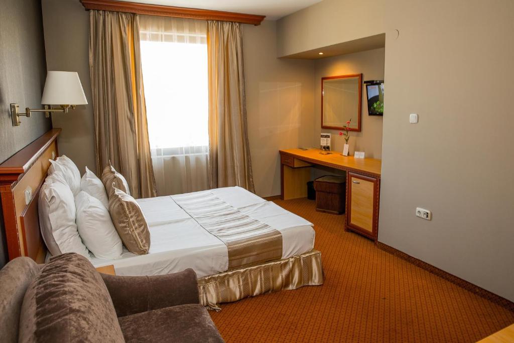 Postel nebo postele na pokoji v ubytování Spa Hotel Ezeretz Blagoevgrad