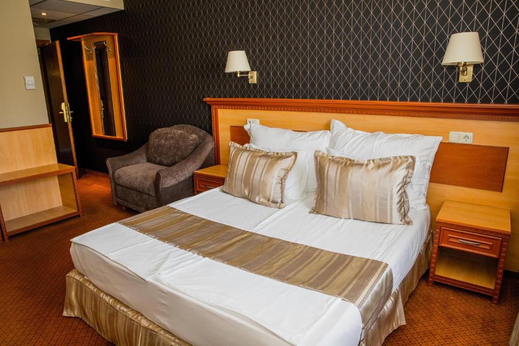 Postel nebo postele na pokoji v ubytování Spa Hotel Ezeretz Blagoevgrad