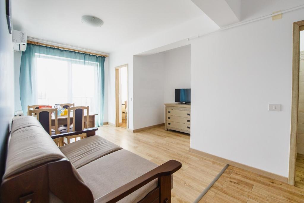sala de estar con sofá y TV en Sunny View 2 Bedroom Central Apartment, en Oradea