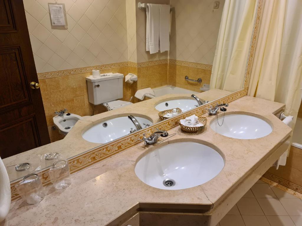Uma casa de banho em Hotel Urgeirica