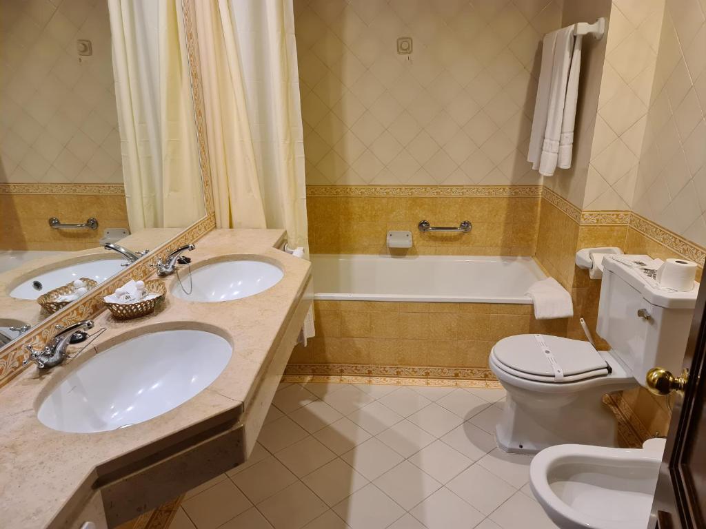 Uma casa de banho em Hotel Urgeirica