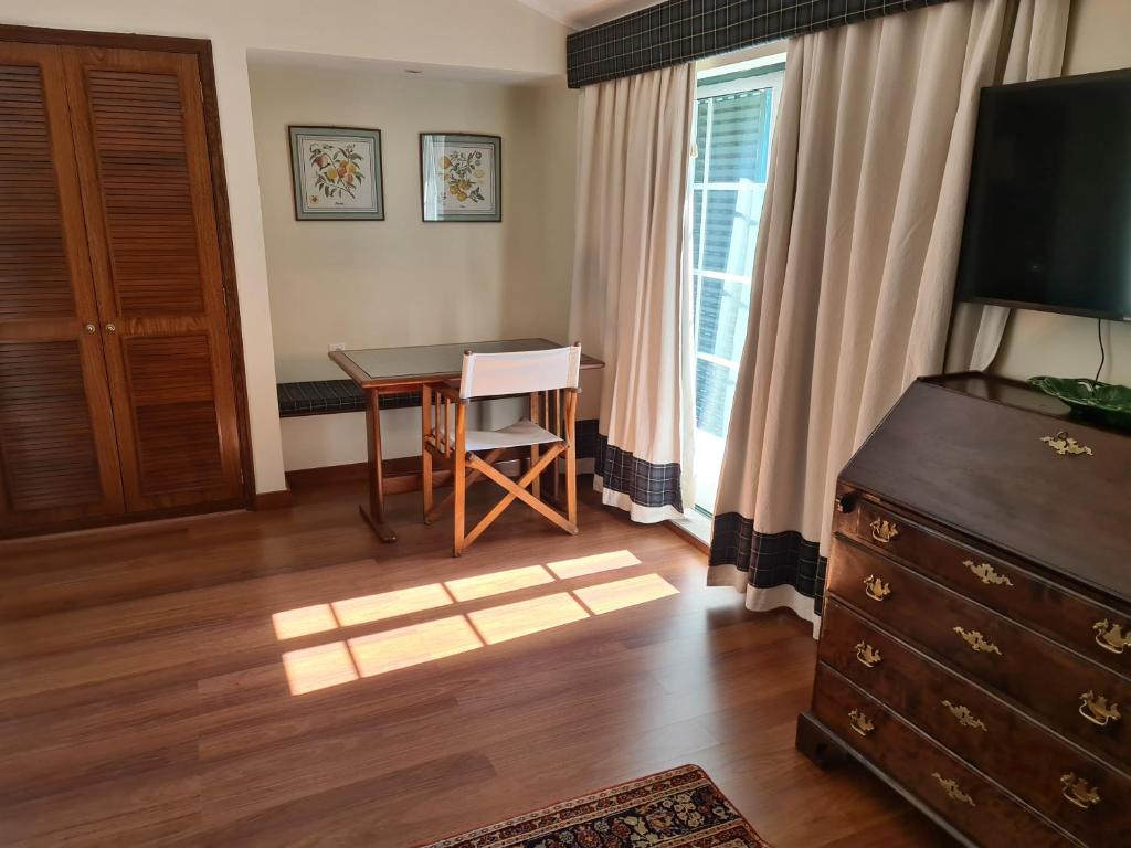 Uma televiso e/ou sistema de entretenimento em Hotel Urgeirica