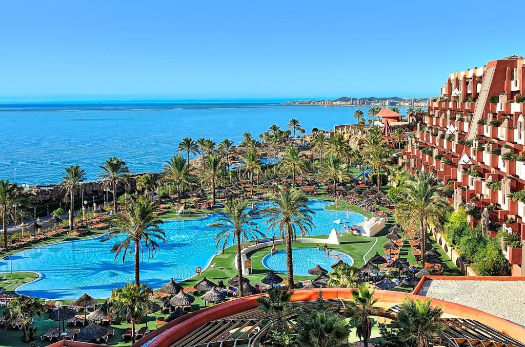 una vista aérea de un complejo con piscina en Holiday Premium Resort, en Benalmádena