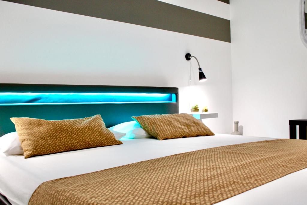 - une chambre avec un grand lit blanc et 2 oreillers dans l'établissement Apartment Omnia, à Marsala