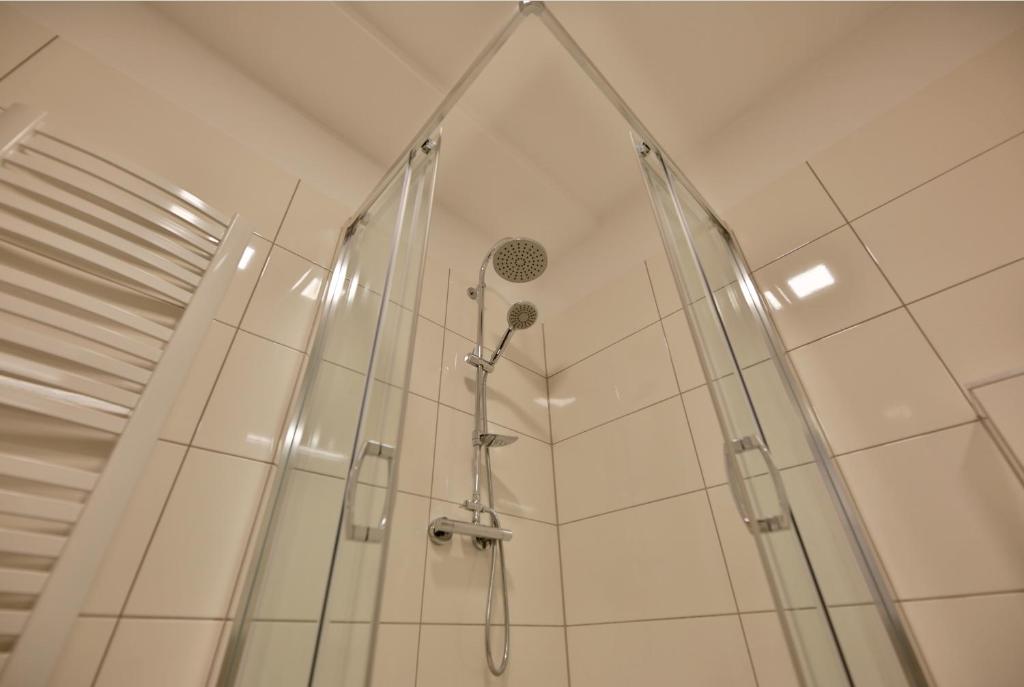 prysznic ze szklaną obudową w łazience w obiekcie Elegante Auszeit l LF35 w Wiedniu