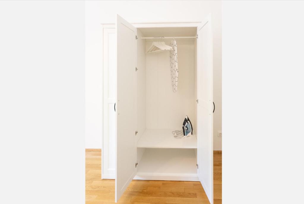 Pokój z białą szafą z półką w obiekcie Elegante Auszeit l LF35 w Wiedniu