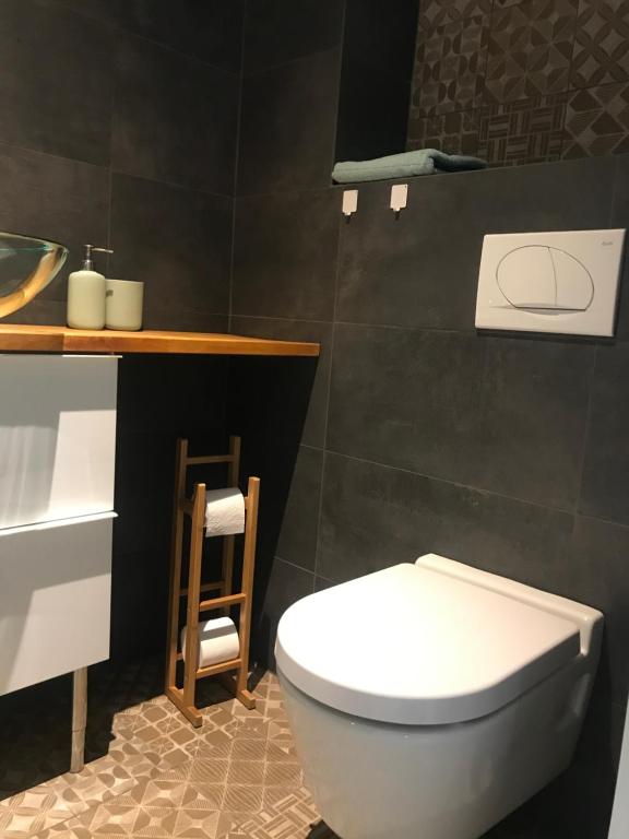 A bathroom at ZiMo Taliándörögdi MoZiHáz