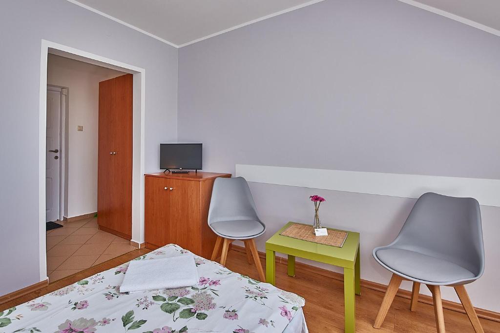 Televízia a/alebo spoločenská miestnosť v ubytovaní Pokoje Nowakowscy