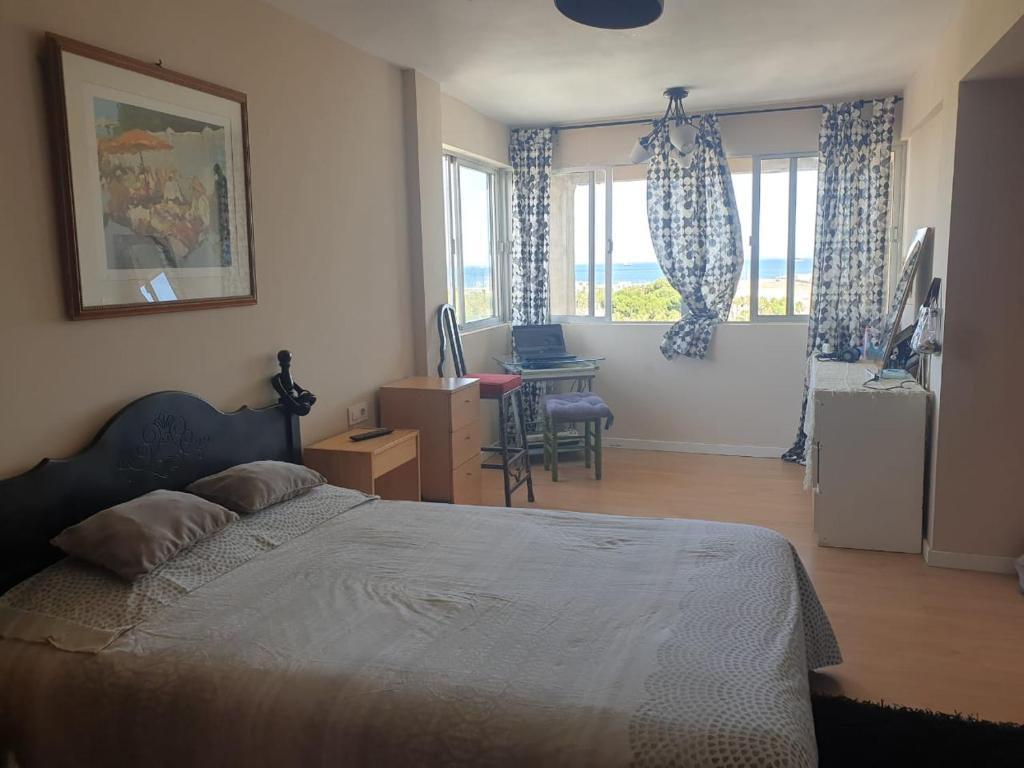 Кровать или кровати в номере Suite(Vistas para el PENON)Gibraltar
