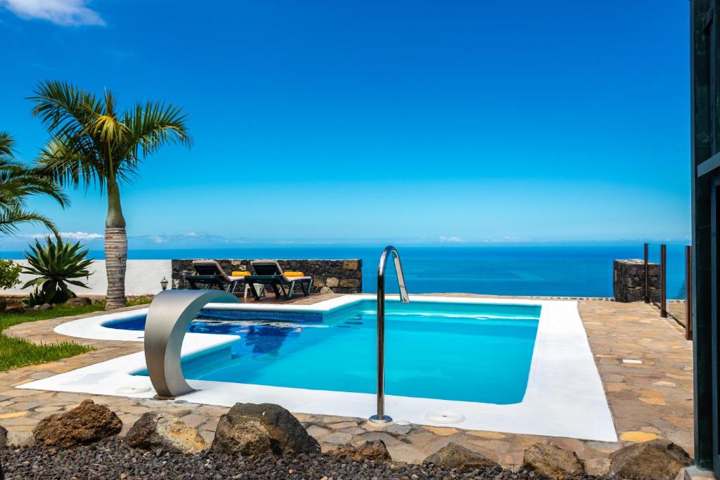 a swimming pool with the ocean in the background at La Capellana in Tijarafe