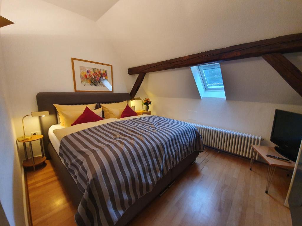 Postel nebo postele na pokoji v ubytování Hotel Goldener Falke