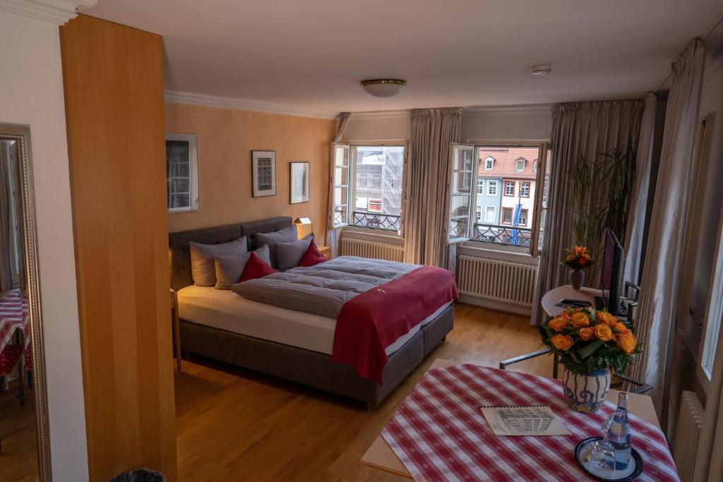 Postel nebo postele na pokoji v ubytování Hotel Goldener Falke