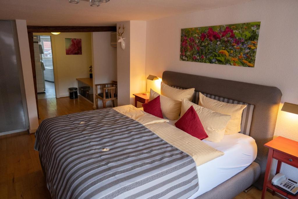 Postel nebo postele na pokoji v ubytování Hotel Goldener Falke