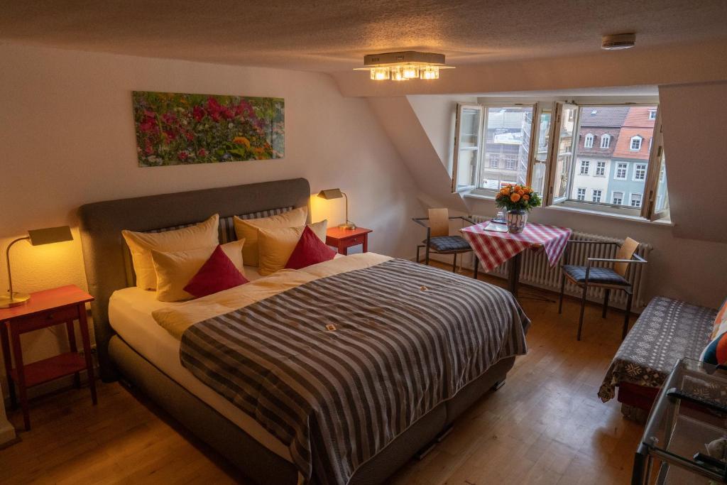Postel nebo postele na pokoji v ubytování Hotel Goldener Falke