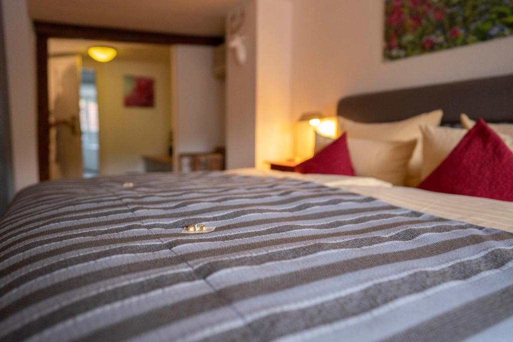 Postel nebo postele na pokoji v ubytování Hotel Goldener Falke