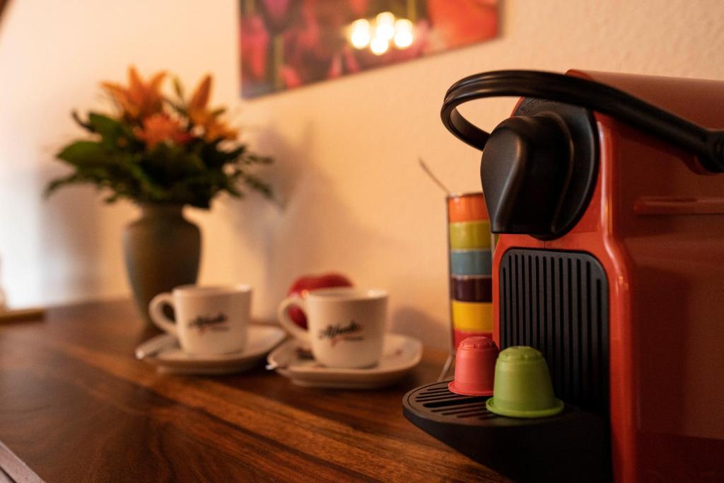 Příslušenství pro přípravu čaje a kávy v ubytování Hotel Goldener Falke