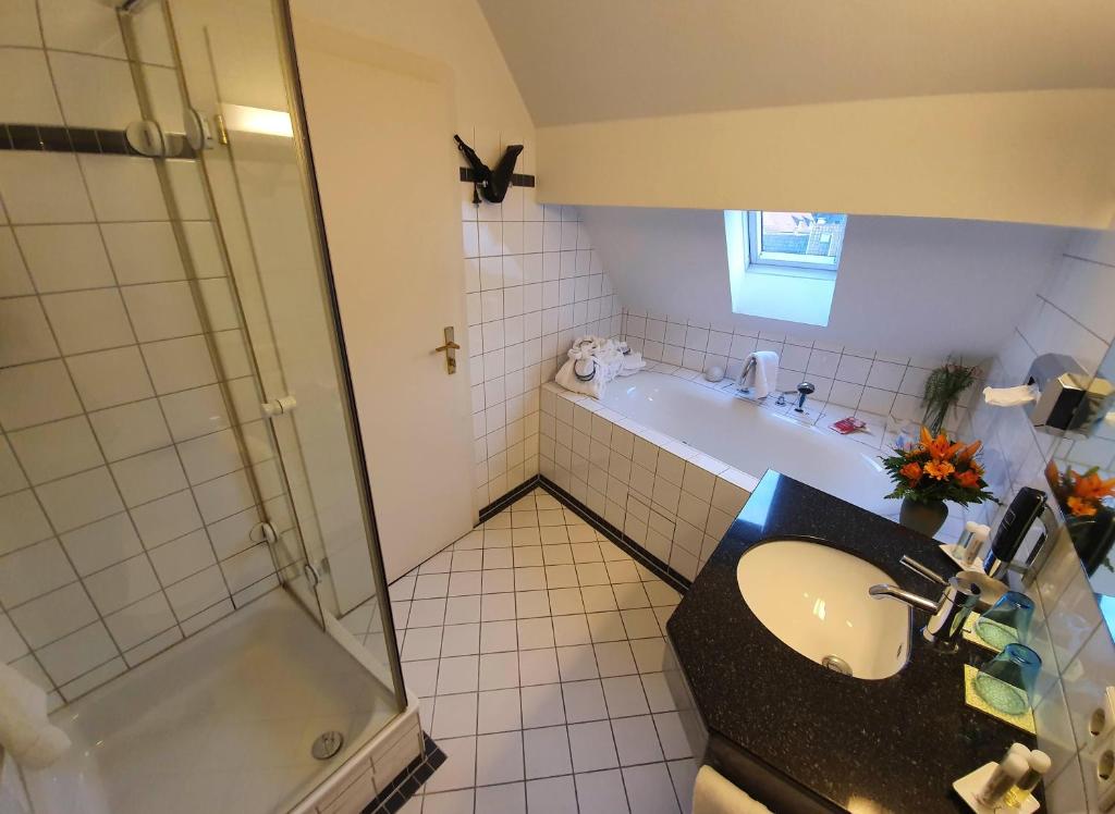 Koupelna v ubytování Hotel Goldener Falke