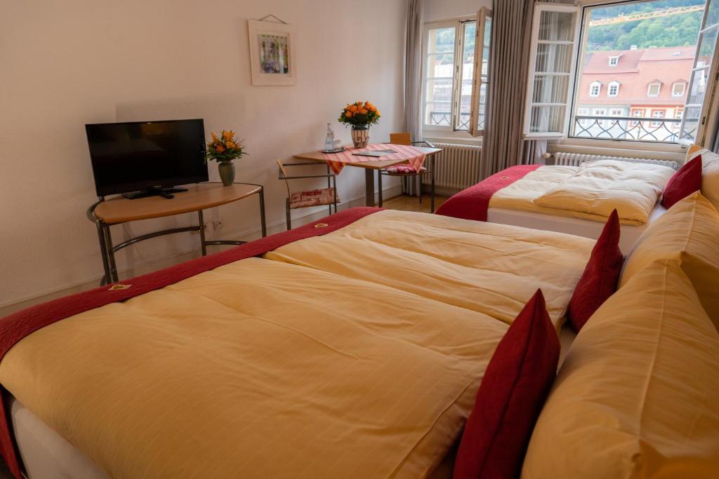 Postel nebo postele na pokoji v ubytování Hotel Goldener Falke
