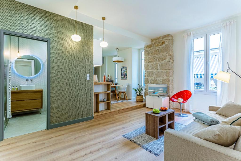 un salon avec un canapé et une table dans l'établissement Maison Bianchi - Biscarra, à Nice