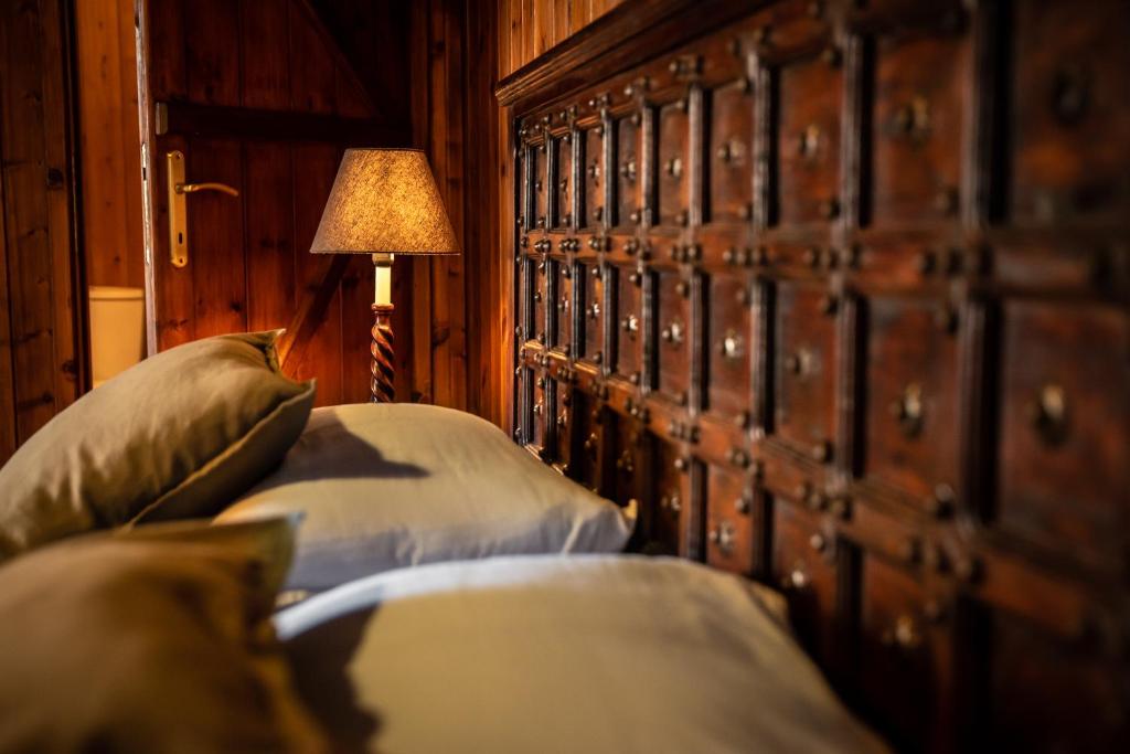 una camera con testiera in legno e un letto con cuscini di Lotos a Amigdhaleón