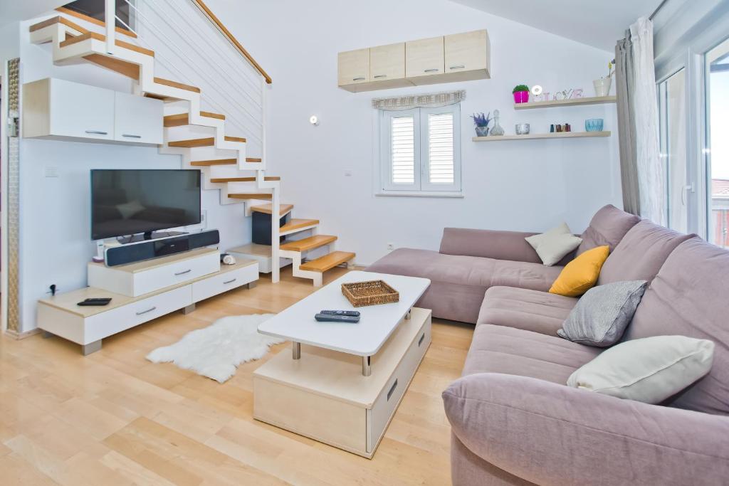 Televízia a/alebo spoločenská miestnosť v ubytovaní Relaxing holiday sunset apartment