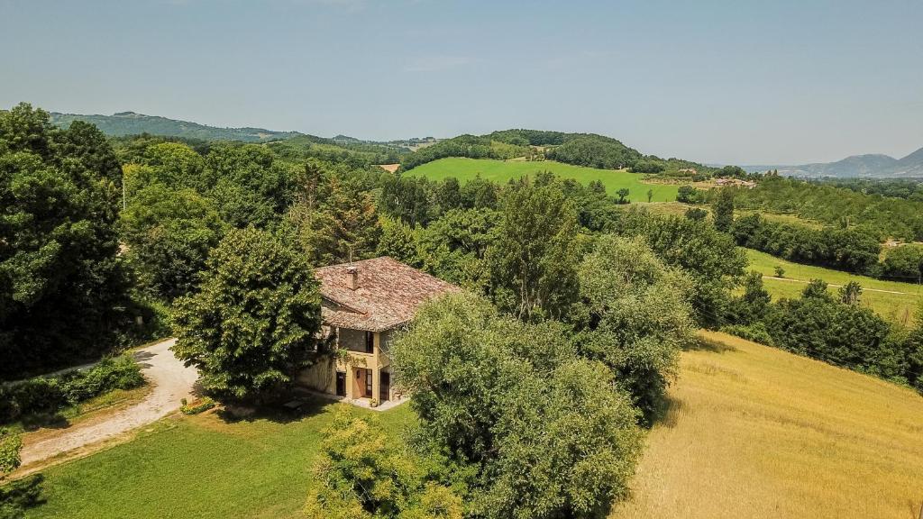 uma vista superior de uma casa numa colina com árvores em Agriturismo KeBio I Tenuta di Fassia em Gubbio