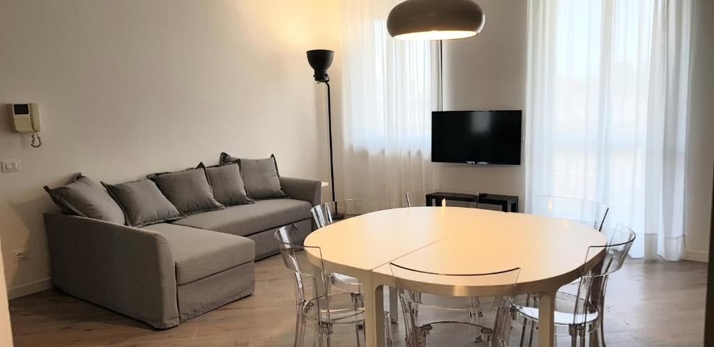 sala de estar con sofá y mesa en V12 Apartments - Trecate, en Trecate