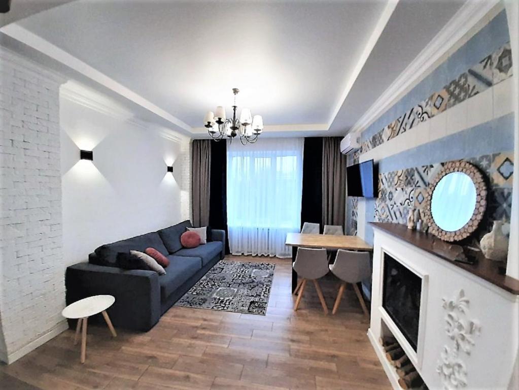 sala de estar con sofá y comedor en 2 BDR apartment near Gorky Park, Center en Járkov