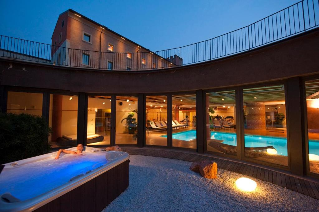 Bazén v ubytování Hotel Veronesi La Torre nebo v jeho okolí