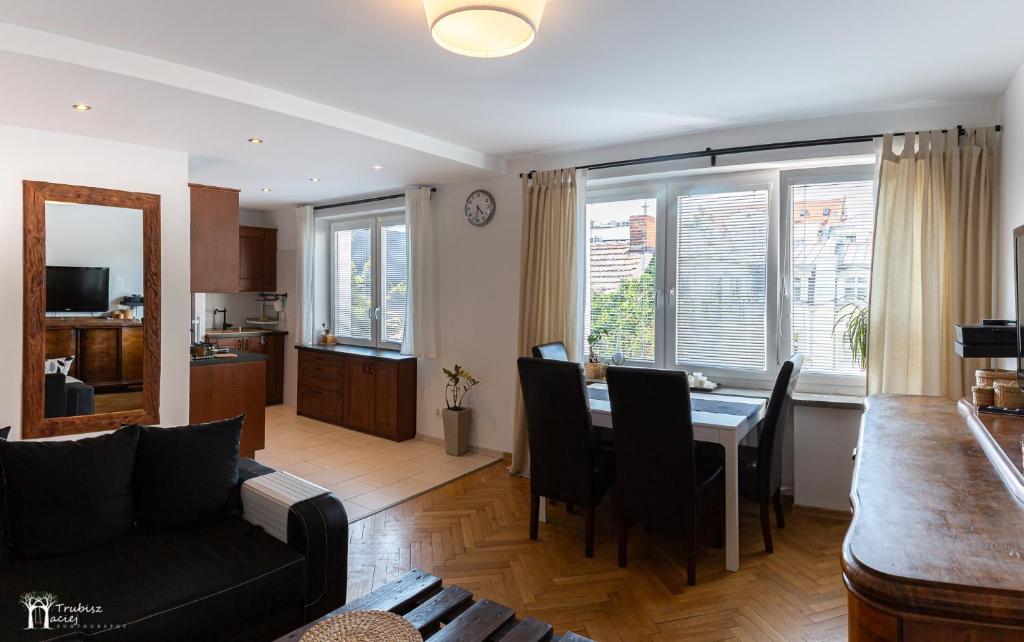 uma sala de estar com uma mesa e uma sala de jantar em White Pier Apartament em Sopot