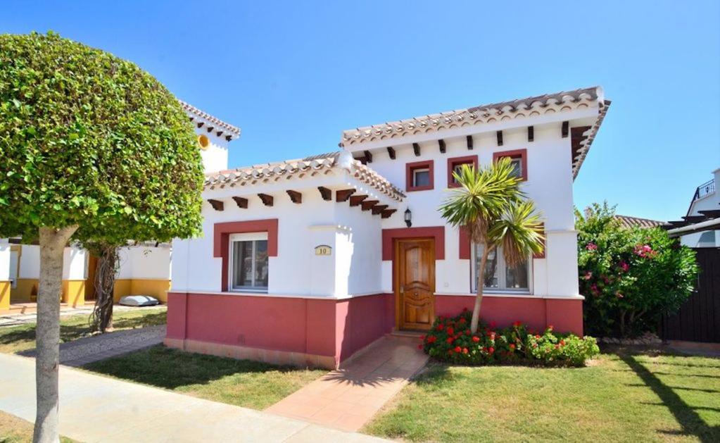 托雷帕切科的住宿－Casa Abedul，棕榈树的白色和红色房子