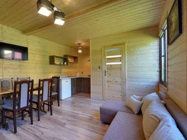 Η κουζίνα ή μικρή κουζίνα στο Domki drewniane u Marioli