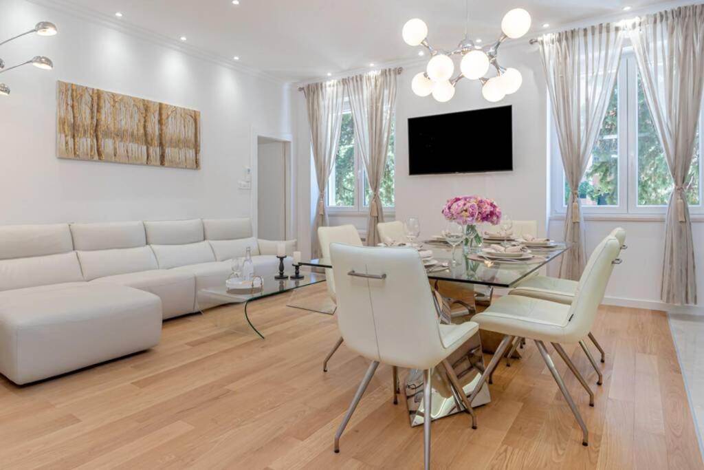 uma sala de estar com um sofá branco e uma mesa de vidro em BELAMAR LUXURY APARTMENT SPLIT em Split