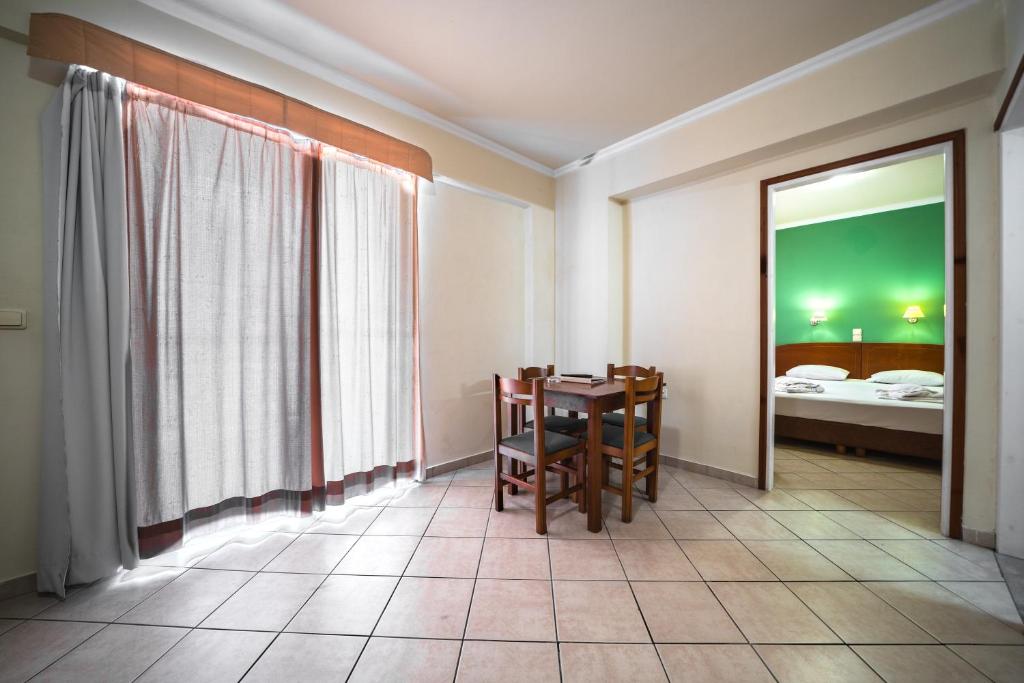 Łóżko lub łóżka w pokoju w obiekcie Porto Kalamaki Hotel