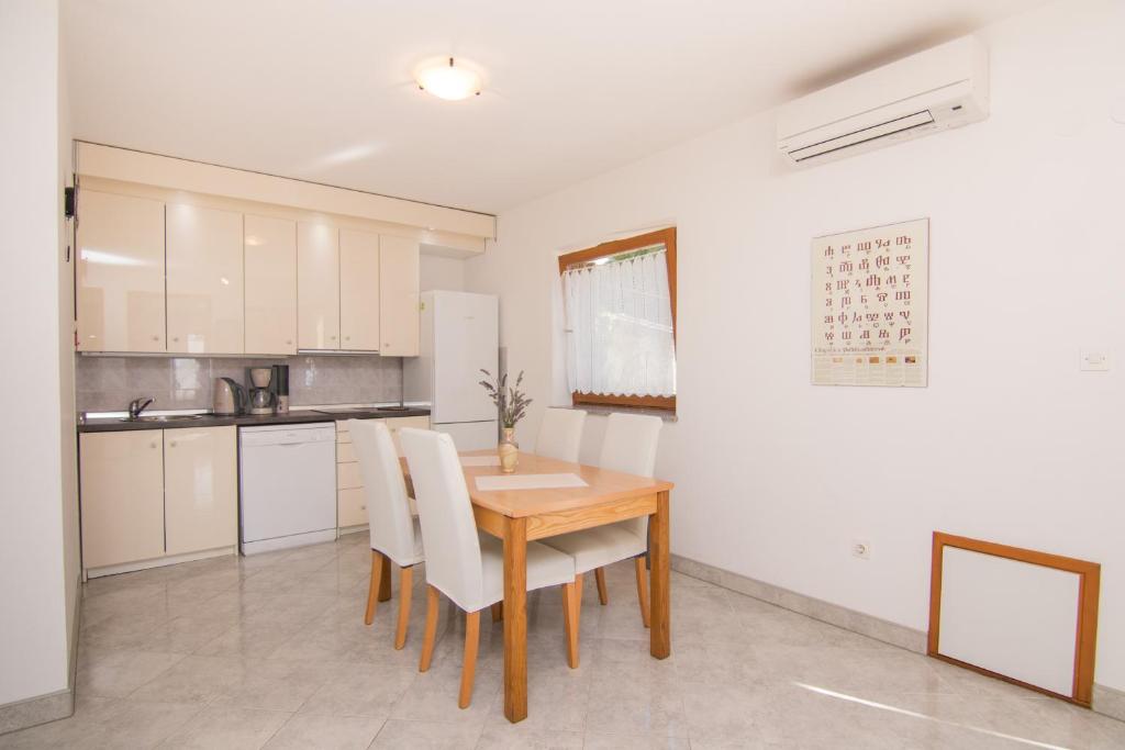 Kuchyňa alebo kuchynka v ubytovaní Apartmani VILLA KALINIC