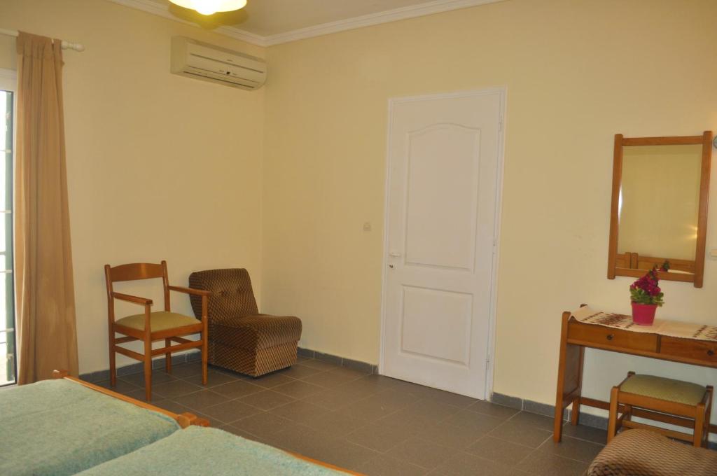 A seating area at Yannis - Holiday Apartments on Agios Gordios Beach in Corfu