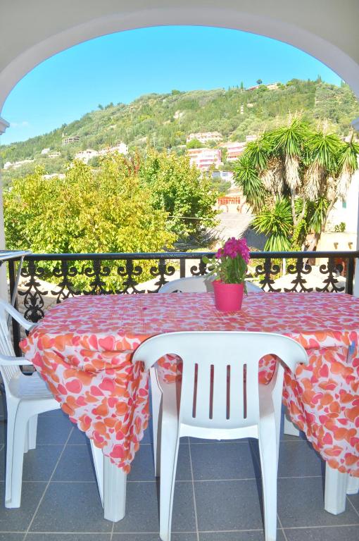A balcony or terrace at Yannis - Holiday Apartments on Agios Gordios Beach in Corfu