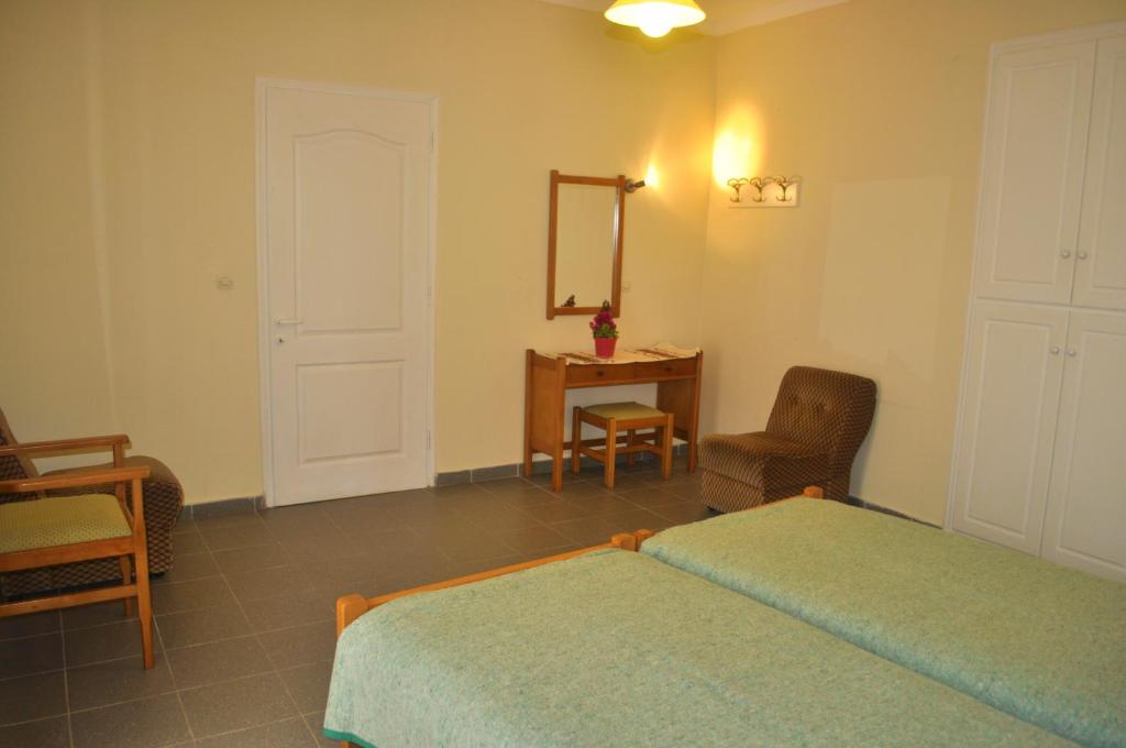A bed or beds in a room at Yannis - Holiday Apartments on Agios Gordios Beach in Corfu